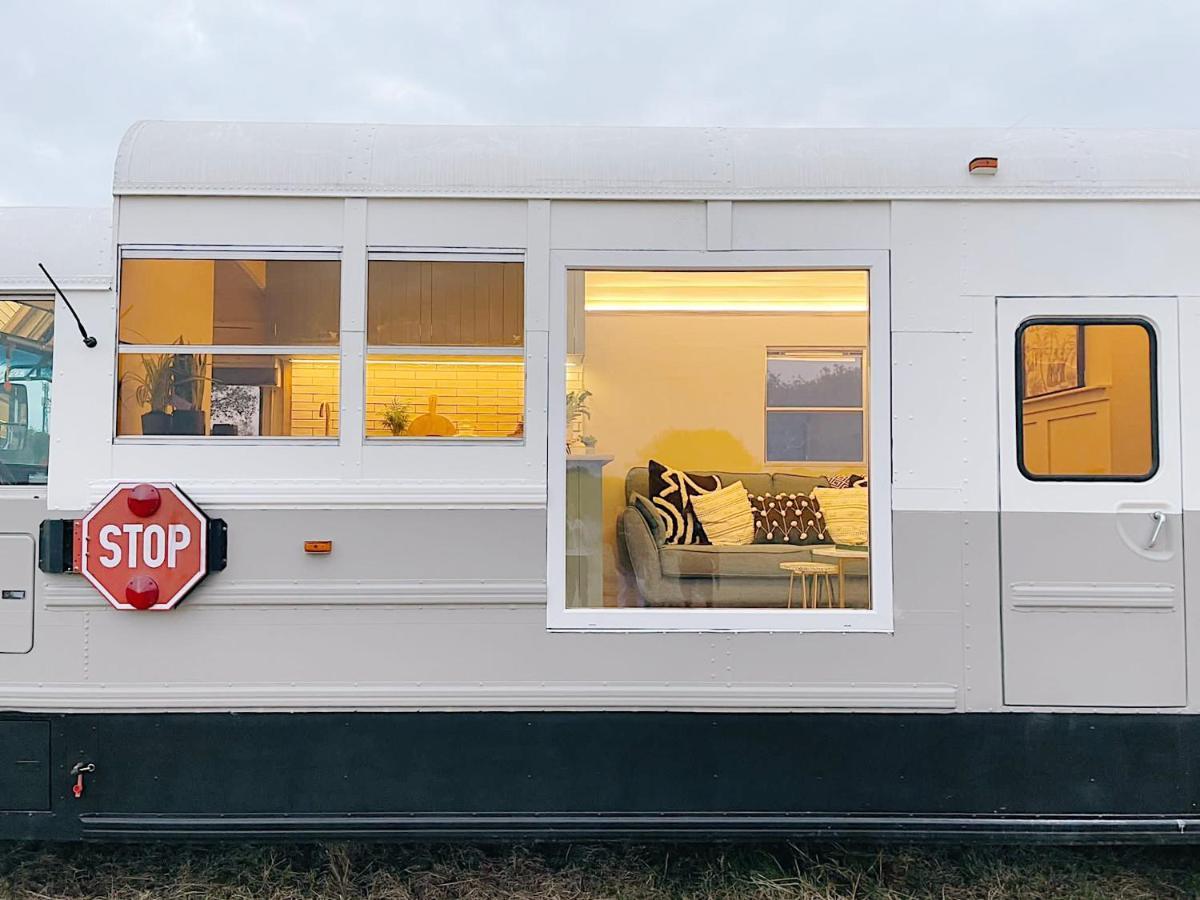 American School Bus Retreat With Hot Tub In Sussex Meadow Uckfield Εξωτερικό φωτογραφία