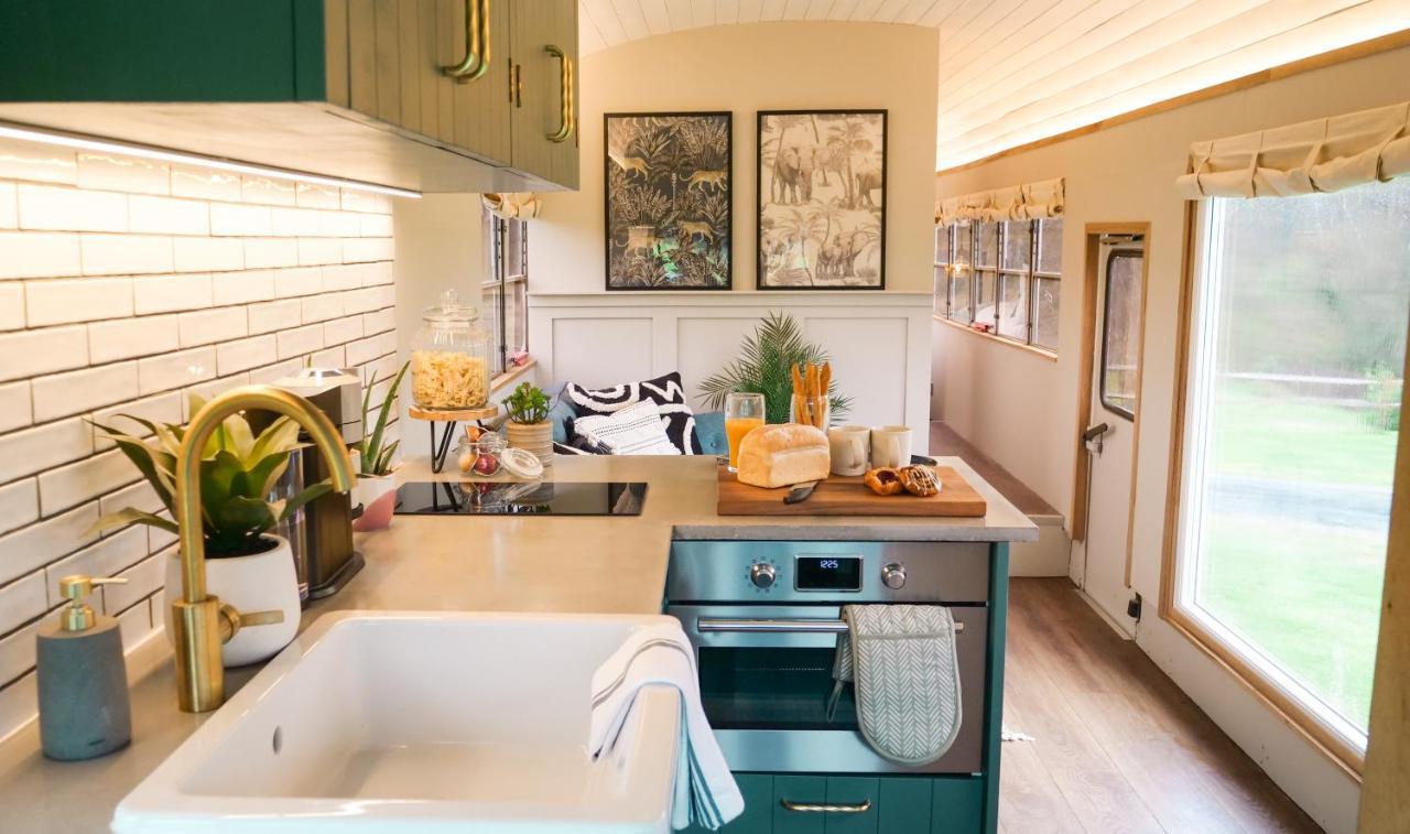 American School Bus Retreat With Hot Tub In Sussex Meadow Uckfield Εξωτερικό φωτογραφία
