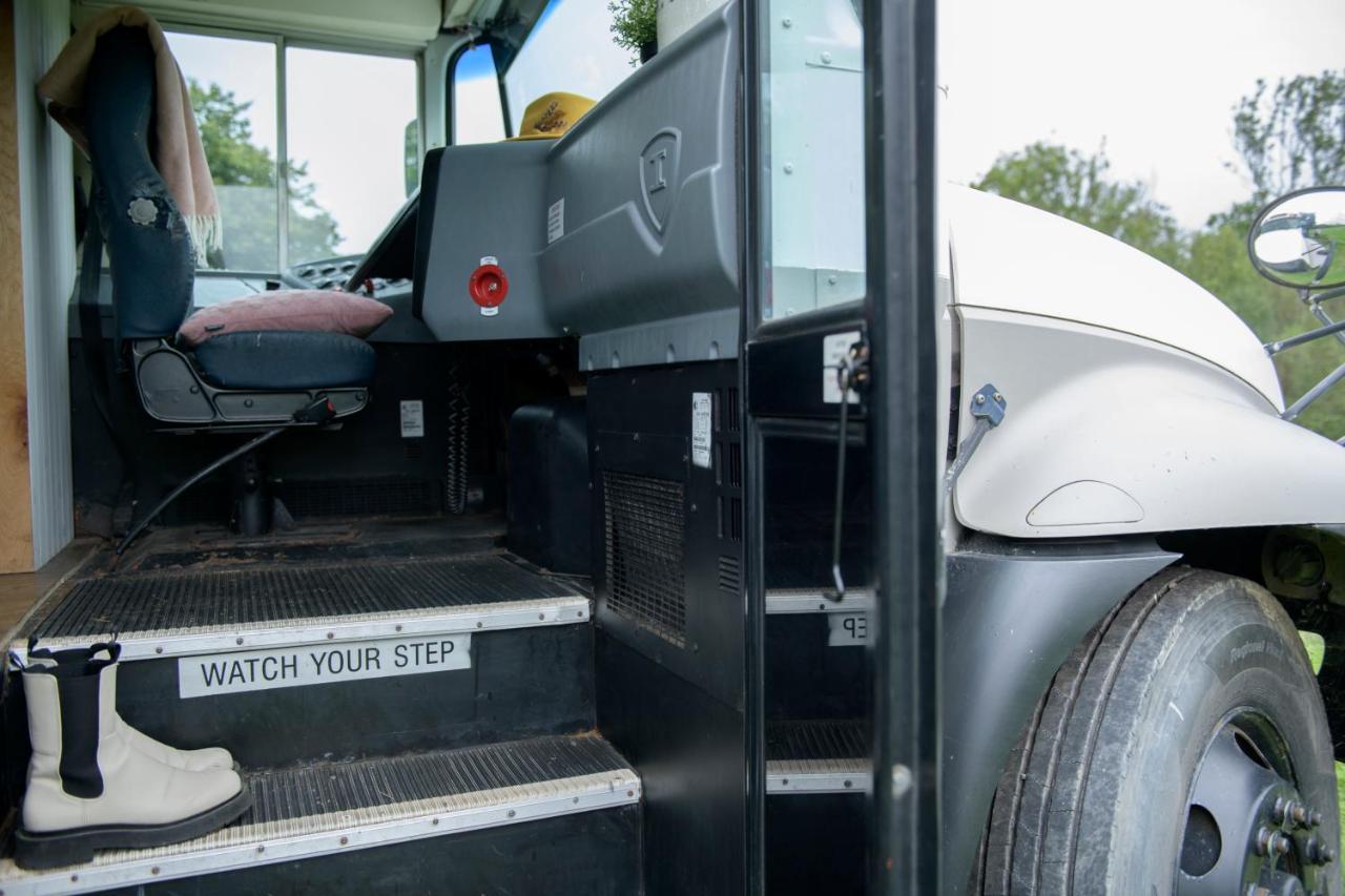 American School Bus Retreat With Hot Tub In Sussex Meadow Uckfield Εξωτερικό φωτογραφία