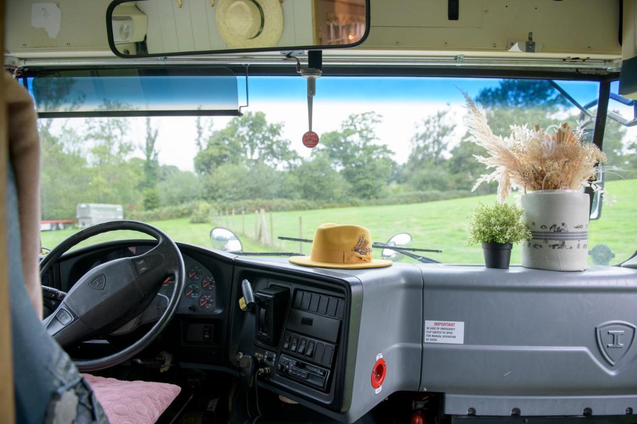 American School Bus Retreat With Hot Tub In Sussex Meadow Uckfield Εξωτερικό φωτογραφία