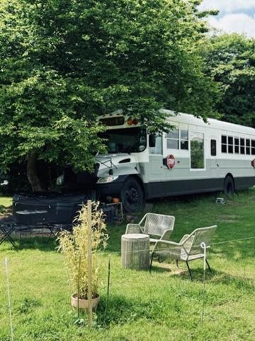 American School Bus Retreat With Hot Tub In Sussex Meadow Uckfield Εξωτερικό φωτογραφία